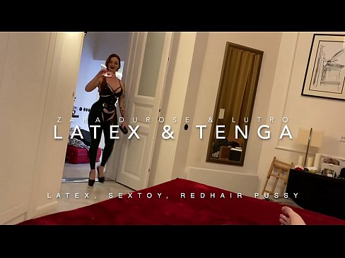 ❤️ Ngoanana e monyane ea nang le hlooho e khubelu ea apereng seaparo sa latex se kentsoeng ke ntate oa bobeli ❤️❌